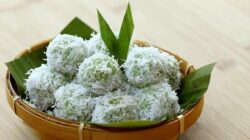 Resep Klepon Tradisional: Sensasi Gula Merah Meleleh Di Setiap Gigitan, Dijamin Kenyal! - Portalmadura.com Resep Klepon Tradisional: Sensasi Gula Merah Meleleh di Setiap Gigitan, Dijamin Kenyal!