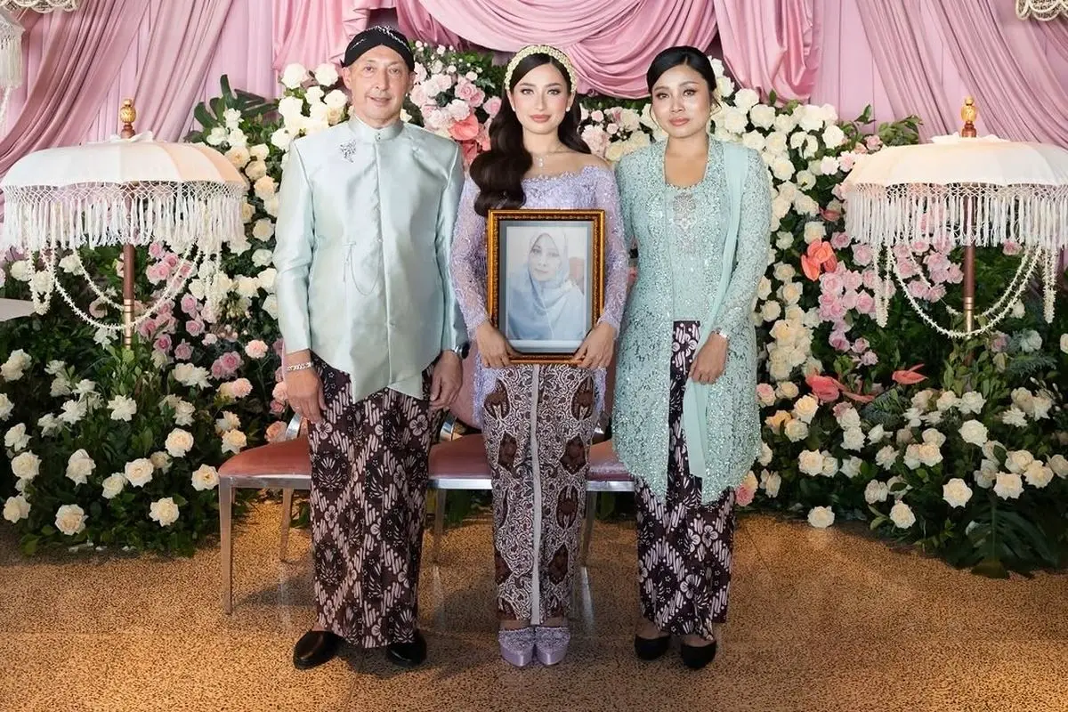 Jennifer Coppen dan Justin Hubner Padukan Adat Jawa dalam Siraman Penuh Haru di Bali