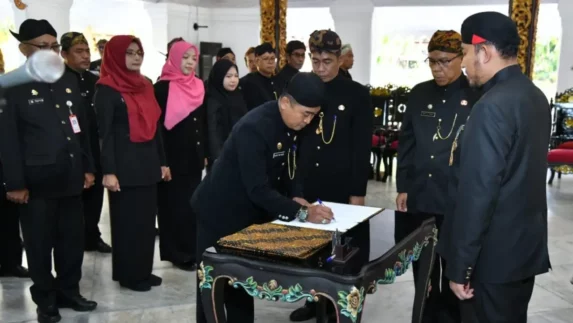 Bupati Fauzi Lantik 31 Pejabat Baru Sumenep: Tuntut Inovasi dan Hapus Budaya Kerja Lama!