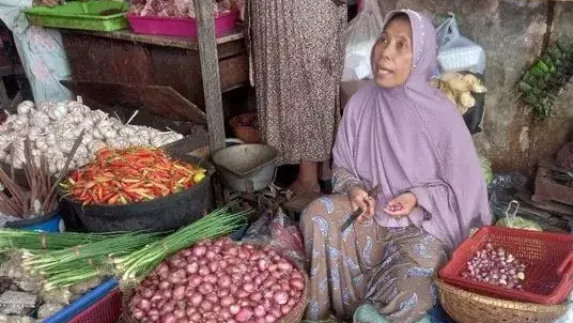 Harga Bawang Merah di Sumenep Merosot Drastis, Cabai Rawit Malah Meroket Lagi!