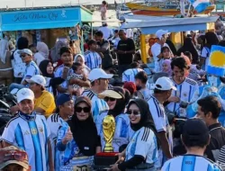 Lautan Suporter Biru-Putih Padati Dermaga Pamekasan Jelang Final Piala Dunia 2026