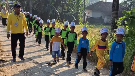 Meriah! JJS Bertabur Hadiah Tutup MPLS Ramah Anak di SDN Lenteng Barat 4 Sumenep