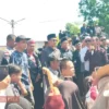 Ribuan Pekerja Kepung DPRD Pamekasan, Wabup Jamin Program Makan Bergizi Gratis Tetap Lanjut