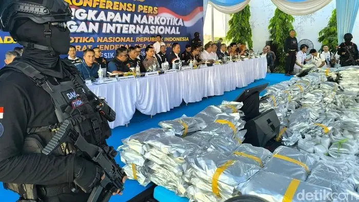 Geger! BNN Gerebek Gudang di Gresik, Sita 3,37 Ton Narkoba dan Tangkap WNA China