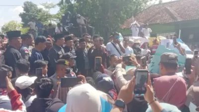 Ribuan Pegawai SPPG Kepung DPRD Pamekasan, Desak Program Makan Bergizi Gratis Tetap Dilanjutkan