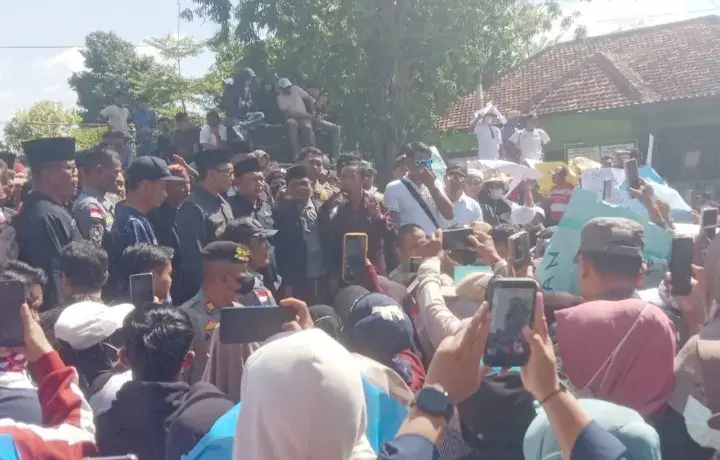 Ribuan Pegawai SPPG Kepung DPRD Pamekasan, Desak Program Makan Bergizi Gratis Tetap Dilanjutkan