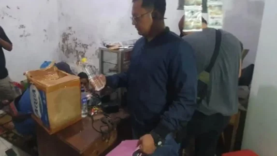 Gerebek Toko Miras di Kepanjin, Polresta Sumenep Sita Belasan Botol Arak Bali