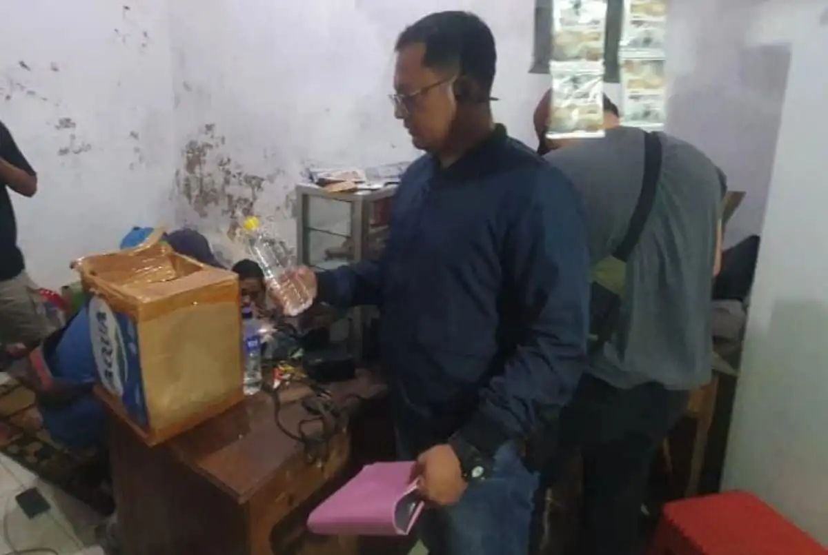 Gerebek Toko Miras di Kepanjin, Polresta Sumenep Sita Belasan Botol Arak Bali