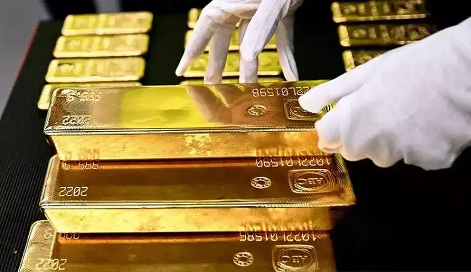 Harga Emas Dunia Terbang ke USD 4.400, Sinyal Jenuh Beli Mulai Mengintai Investor