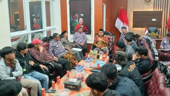 Marak di Medsos, Mahasiswa Gedor DPRD Sumenep Desak Regulasi Pencegahan LGBT