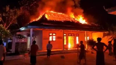 Ngeri! Rumah Warga di Kokop Bangkalan Ludes Terbakar Usai Kulkas Meledak, Kerugian Capai Puncak