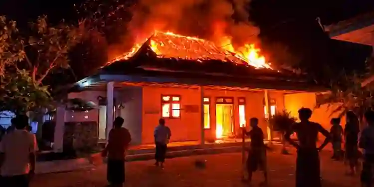 Ngeri! Rumah Warga di Kokop Bangkalan Ludes Terbakar Usai Kulkas Meledak, Kerugian Capai Puncak