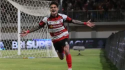 Bek Madura United Gali Freitas usai mencetak gol ke gawang PSIM Yogyakarta