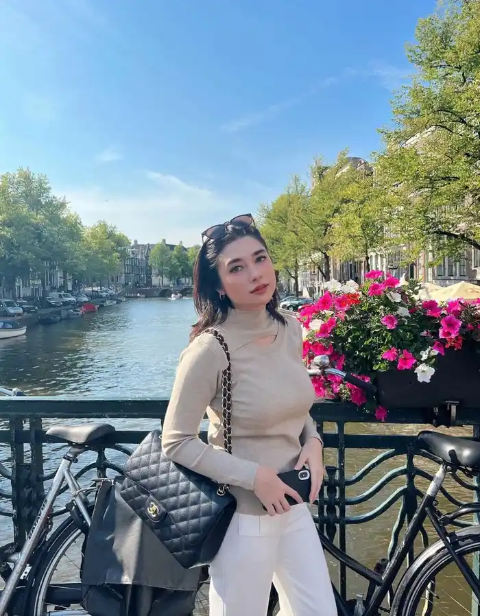 Gaya Mewah Amanda Rigby, Calon Istri Andre Taulany yang Suka Koleksi Tas Branded