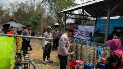 Krisis Air Bersih di Pulau Sepudi, Polsek Sapudi Gelontor Ribuan Liter Air untuk Warga