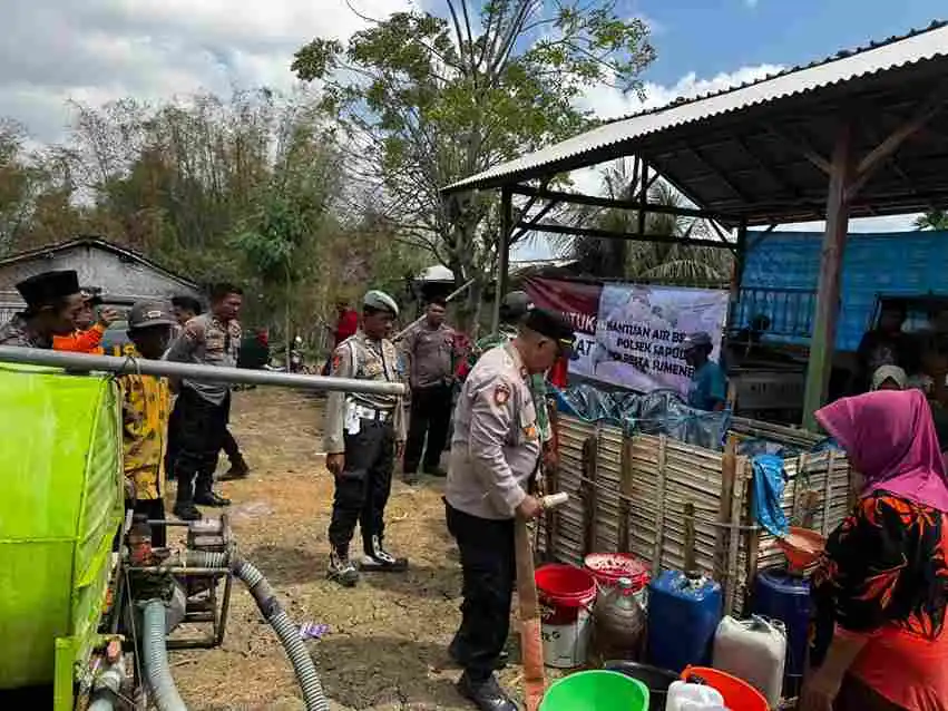Krisis Air Bersih di Pulau Sepudi, Polsek Sapudi Gelontor Ribuan Liter Air untuk Warga