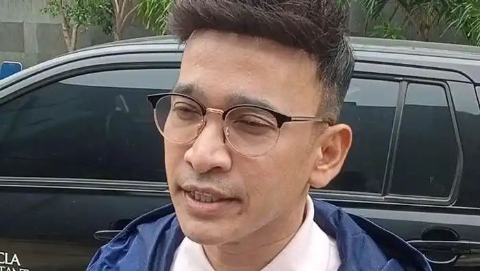 Ruben Onsu laporkan kasus penyebaran video call ke Polda Metro Jaya. Polisi amankan flashdisk dan bukti tangkapan layar media sosial.