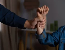 Tega! Pria di Sumenep Cekik Istri dan Ancam Bunuh Anak Pakai Pisau