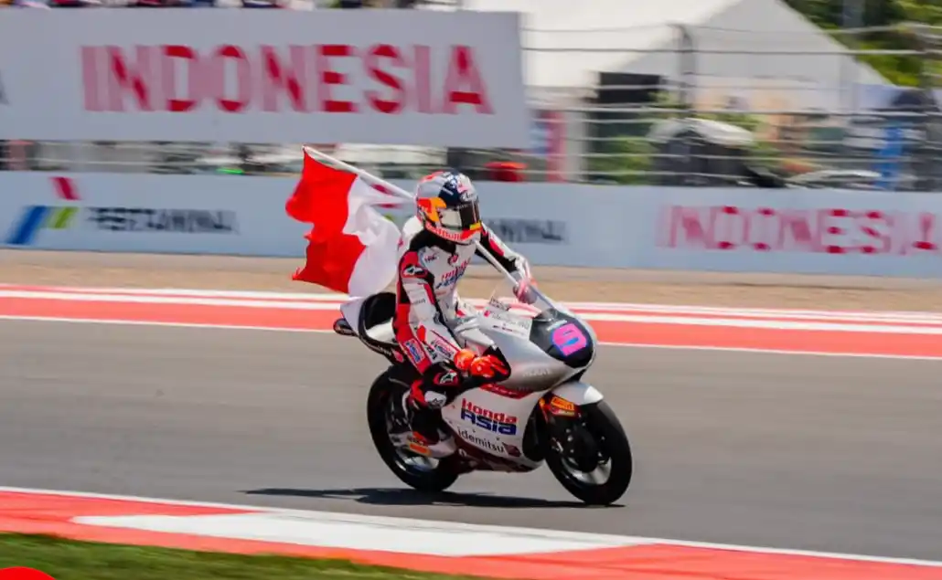 Veda Ega Cetak Sejarah di Moto3 Mandalika 2026: Patahkan Rekor Ai Ogura dan Dipuji Hiroshi Aoyam