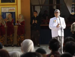 Unik! SDN Pangarangan 1 Gelar Upacara Berbahasa Madura dan Gamelan Demi Tanamkan Adab Keraton